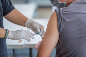 Foto ilustrativa de uma mulher tomando uma das vacinas contra a Covid-19