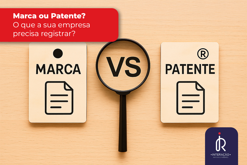 Imagem ilustrativa com placas escritas “Marca” e “Patente”, separadas por uma lupa com a palavra “VS” ao centro, representando a comparação entre os dois tipos de registro.
