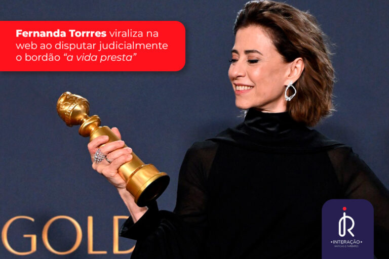 Fernanda Torres segura troféu dourado em premiação, com sorriso no rosto, ao lado da manchete sobre a disputa do bordão "a vida presta".